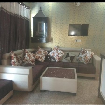 Dev Hotel Pataudi Esterno foto